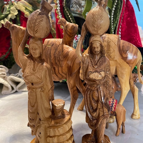 Bundle of hand craft olivewood camels, and ladies figure - Picture 3 of 6